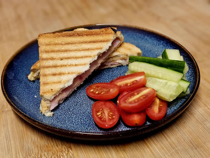 Grilovaný toast se šunkou a sýrem, okurkou a cherry rajčaty
